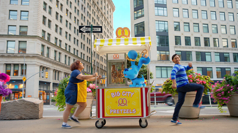 Nickelodeon's Beloved Blue's Clues Hosts Reunite This Weekend Image