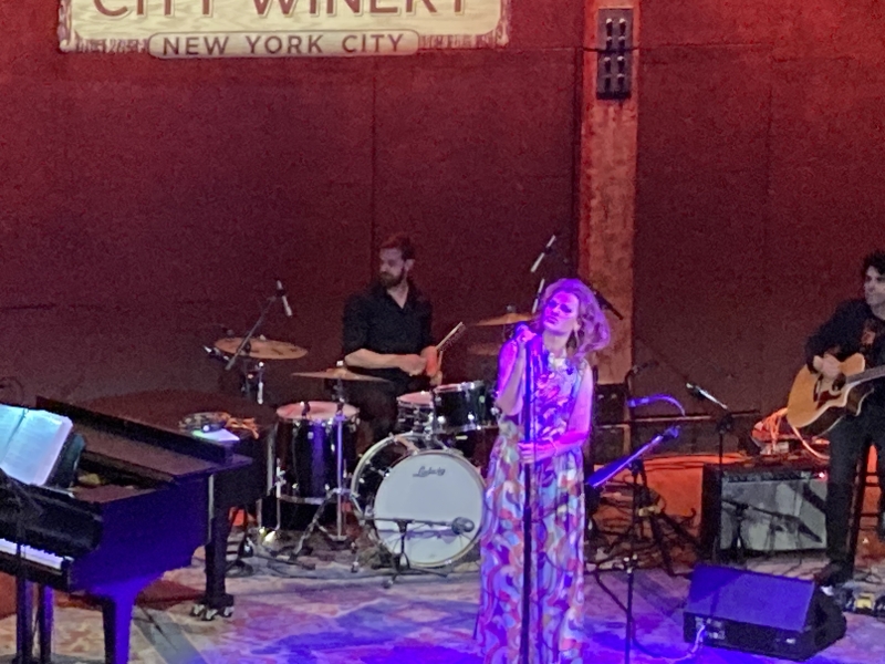 Review: SANDRA BERNHARD Invites Us to Her Upbeat, Spontaneous and Irreverent SPRING AFFAIR at City Winery 