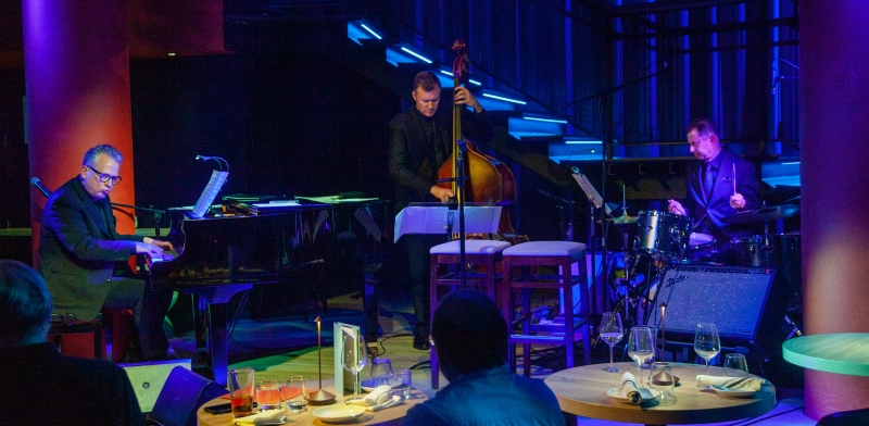 Review: No Blue Patrons At Chelsea Table + Stage After Nicolas King's SHAKING THE BLUES AWAY Image
