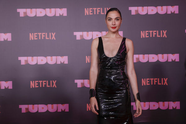 Gal Gadot Talks Fighting In A Gown in Red Notice: Interview - Netflix Tudum