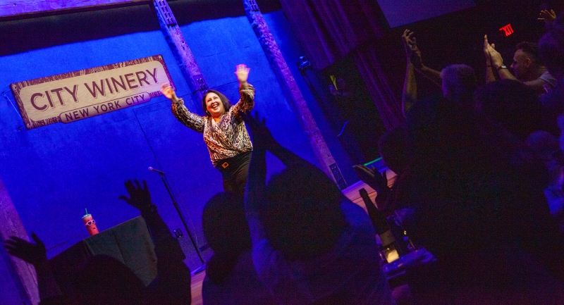 Review: Online Viral Sensations Robyn Schall & Will Burkart Knock It Out With Jokes & Stories At City Winery Image