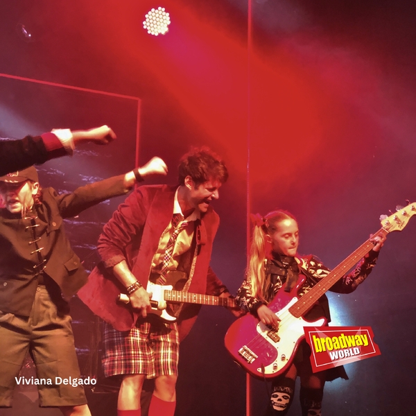 El joven elenco de SCHOOL OF ROCK celebra el final de curso Image