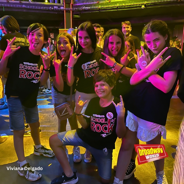 El joven elenco de SCHOOL OF ROCK celebra el final de curso Image