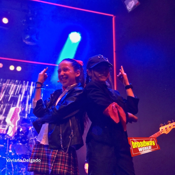 El joven elenco de SCHOOL OF ROCK celebra el final de curso Image