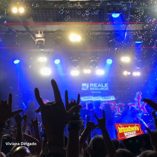 El joven elenco de SCHOOL OF ROCK celebra el final de curso Image