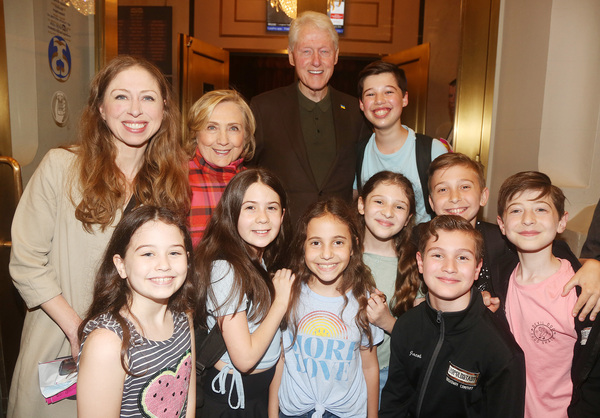 Chelsea Clinton, Hillary Clinton and Bill Clinton with the kids of "Leopoldstadt Photo