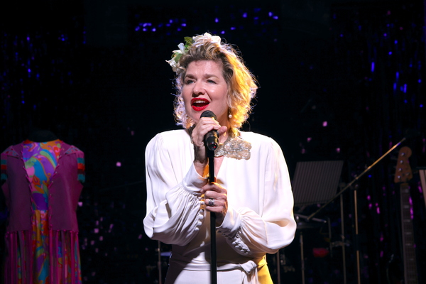 Photos: First Look at Issy van Randwyck in DAZZLING DIVAS at The Mill at Sonning 