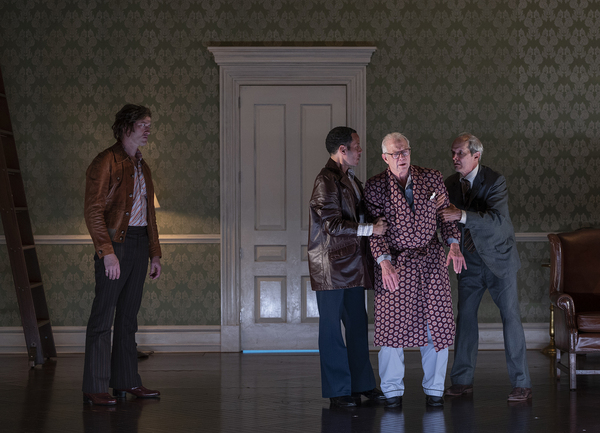 Photos: First Look at NO MAN'S LAND at Steppenwolf Theatre 