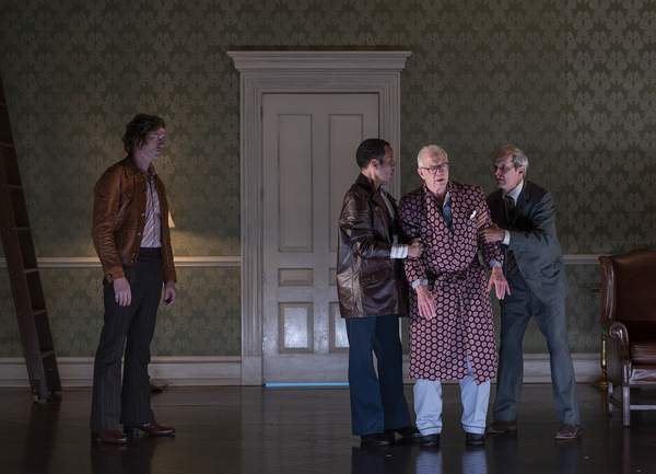 Photos: First Look at NO MAN'S LAND at Steppenwolf Theatre Image