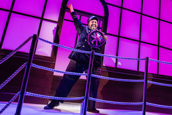 Photos: First Look at Jackie Burns as Céline Dion in TITANIQUE Image