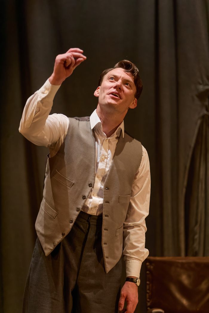 Photos: First Look at THE WOMAN IN BLACK UK Tour Image
