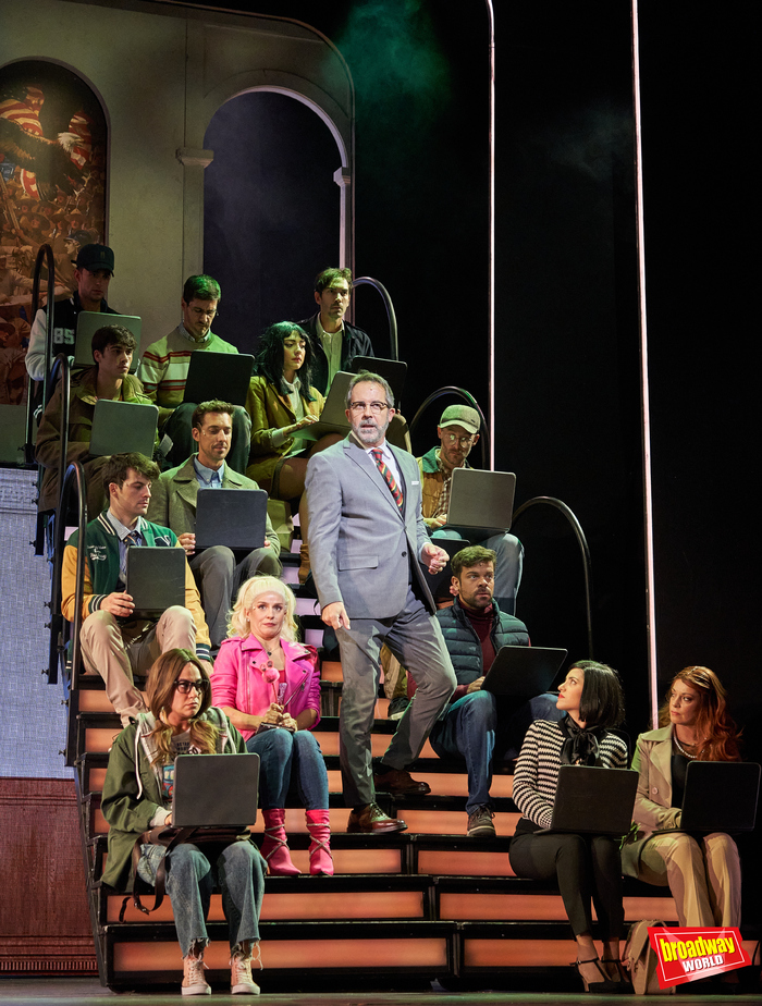 Photos: UNA RUBIA MUY LEGAL se presenta en el Teatro La Latina Image
