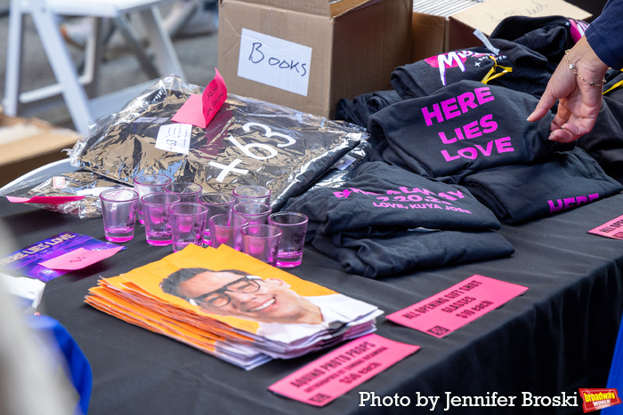 Photos: First Look at the 2023 Broadway Flea Market & Grand Auction Image