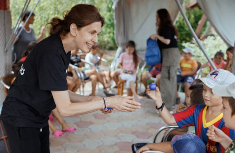 Interview: Jessica Hecht & Maura Tierney Talk the campfire project and Using the Arts to Promote Healing In Refugee Communities Image