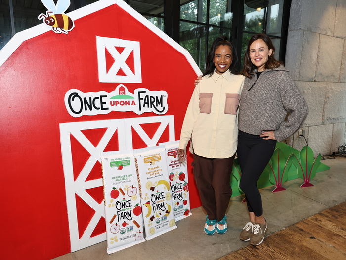 Photos: Jennifer Garner Celebrates Once Upon A Farm Refrigerated Oat Bar Launch in Brooklyn 