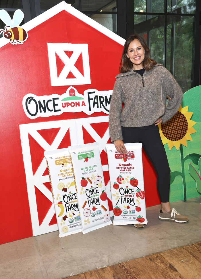 Photos: Jennifer Garner Celebrates Once Upon A Farm Refrigerated Oat Bar Launch in Brooklyn 
