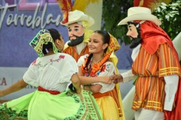 Photos: La Escuela Nacional De Danza Folklórica Celebró El Día De La Danza Tradicional Con El Festival De Danzas Marcelo Torreblanca.  Image