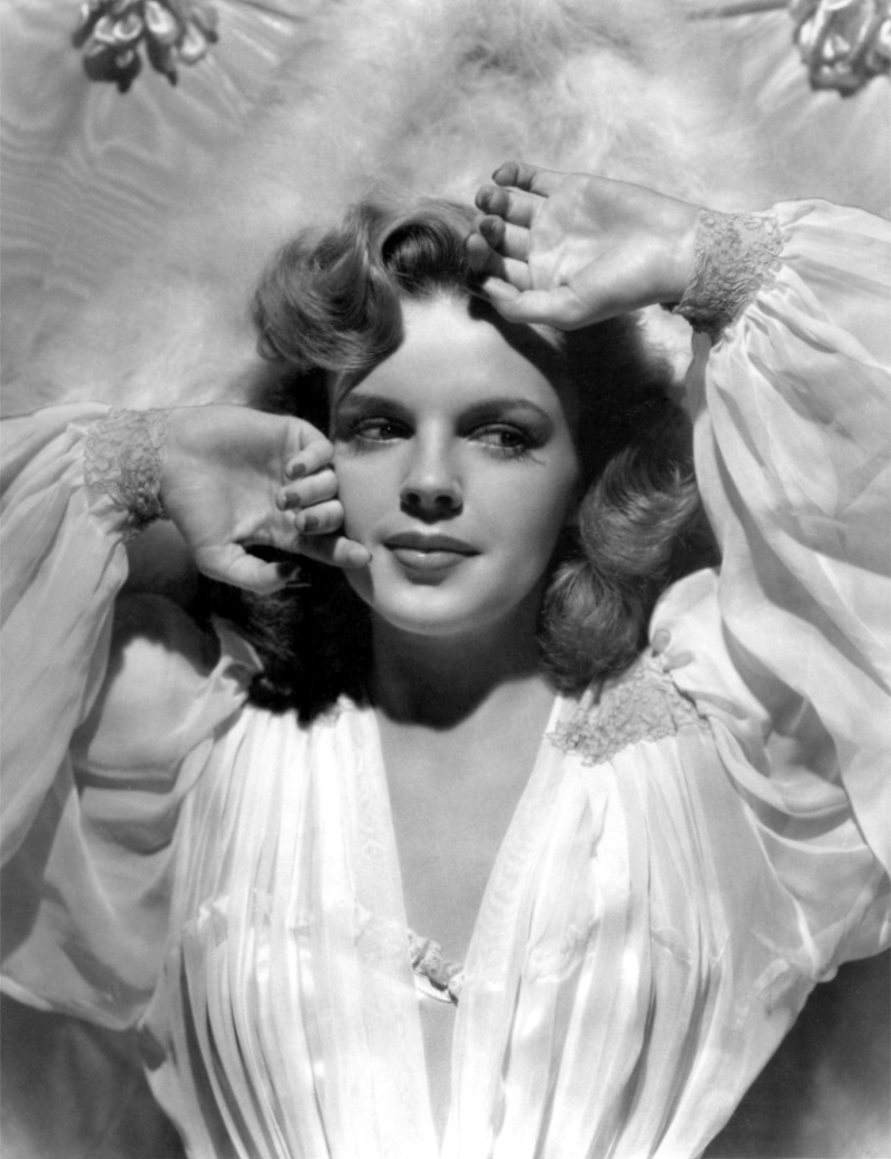 Book Review: GARLAND--THAT'S BEYOND ENTERTAINMENT Is a Grand Guide to Judy's Legacy Image