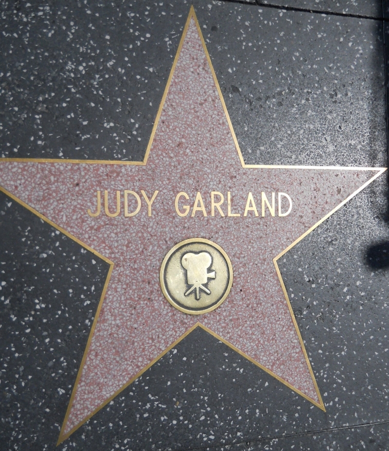 Book Review: GARLAND--THAT'S BEYOND ENTERTAINMENT Is a Grand Guide to Judy's Legacy 