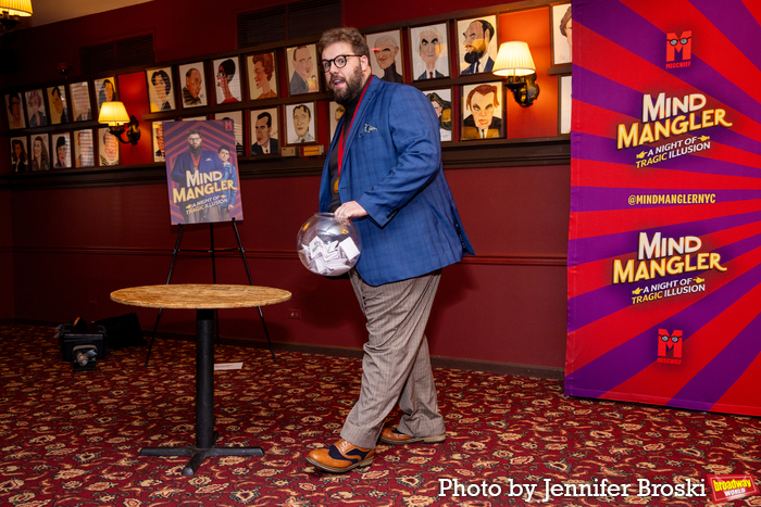 Photos: MIND MANGLER Company Is Getting Ready to Hit the Stage Image