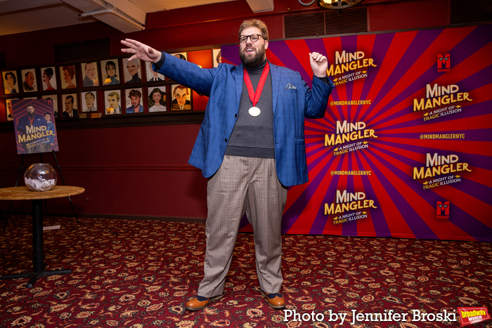Photos: MIND MANGLER Company Is Getting Ready to Hit the Stage Image