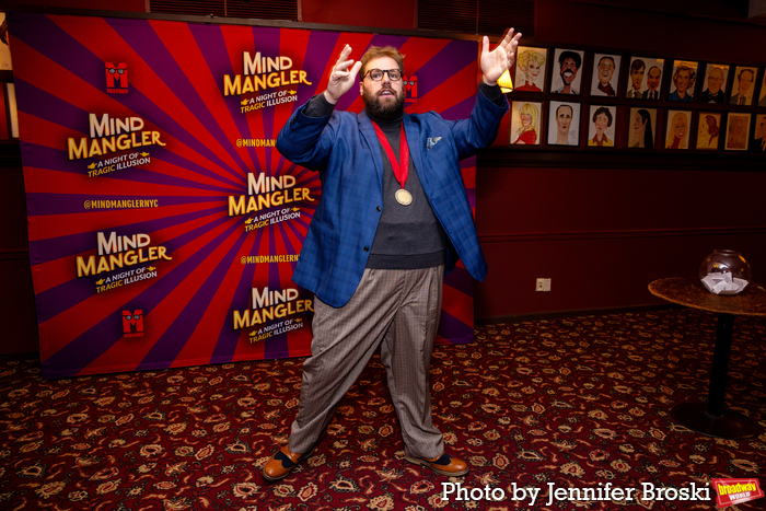 Photos: MIND MANGLER Company Is Getting Ready to Hit the Stage Image