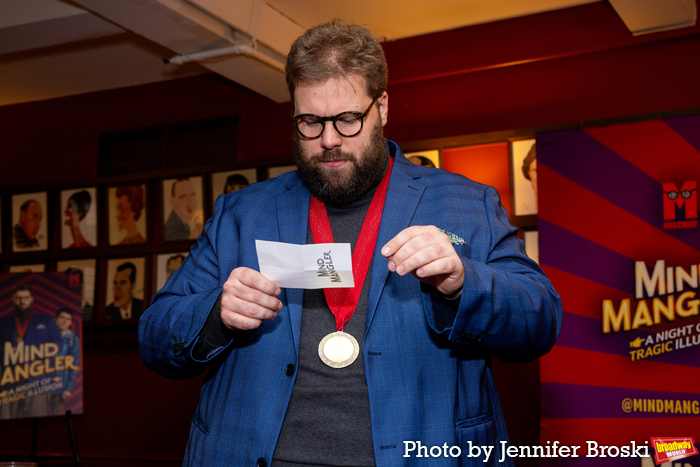 Photos: MIND MANGLER Company Is Getting Ready to Hit the Stage Image