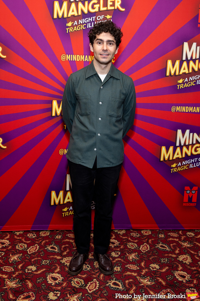 Photos: MIND MANGLER Company Is Getting Ready to Hit the Stage Image