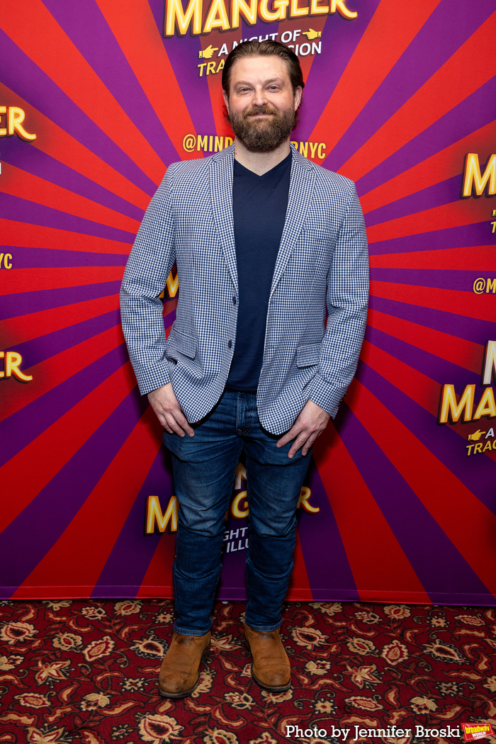 Photos: MIND MANGLER Company Is Getting Ready to Hit the Stage Image