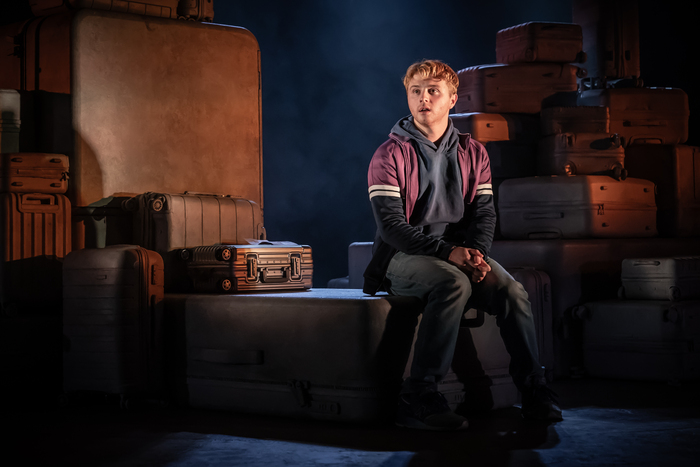Photos: First Look at Dujonna Gift and Sam Tutty in TWO STRANGERS (CARRY A CAKE ACROSS NEW YORK) Image