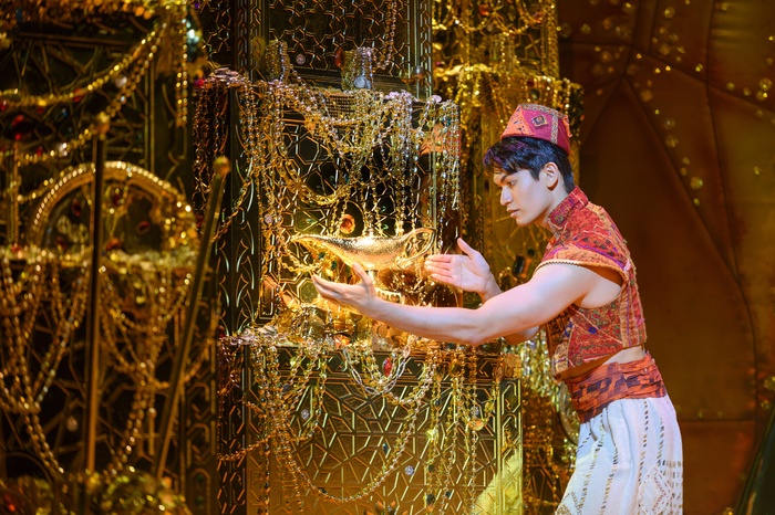 Photos: First Look at Gavin Adams, Desmonda Cathabel, Yeukayi Ushe, and More in the UK and Ireland Tour of ALADDIN 