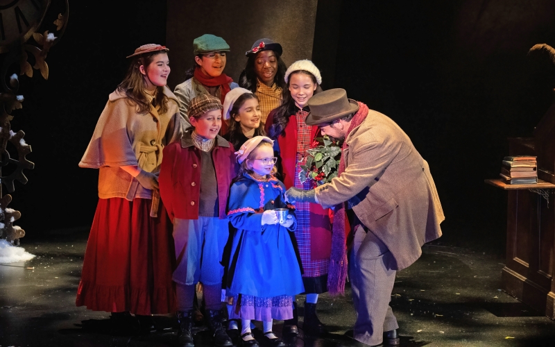 Review: A CHRISTMAS CAROL at ZACH THEATRE is A Joyful Yuletide Extravaganza! 