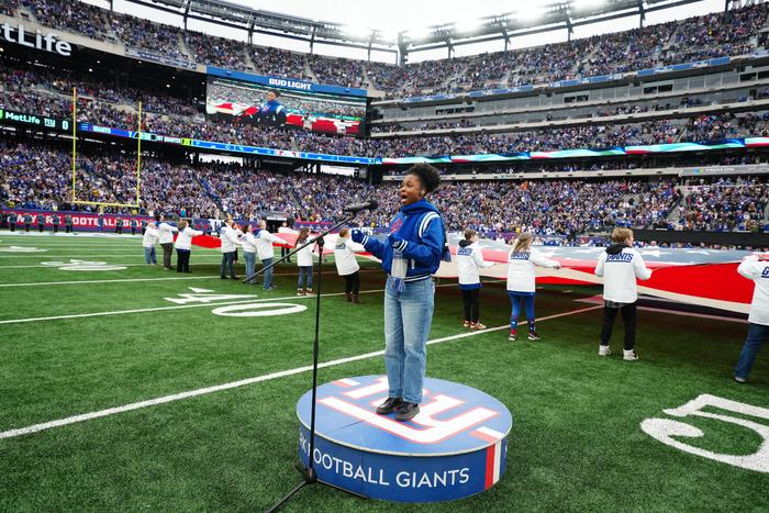Photos & Video: THE WIZ's Nichelle Lewis Sings the National Anthem at the New York Giants Game 