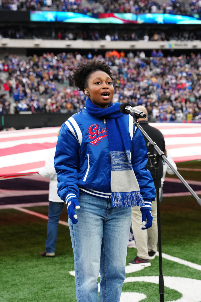 Photos & Video: THE WIZ's Nichelle Lewis Sings the National Anthem at the New York Giants Game 