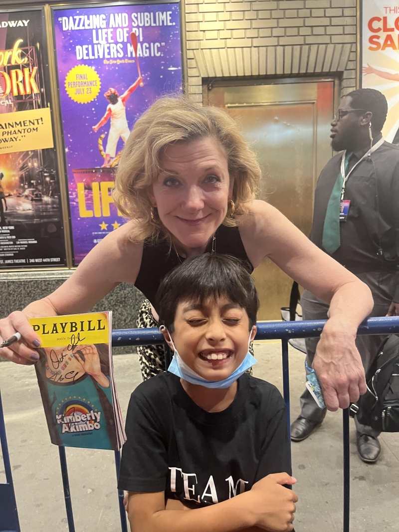 How Did Actors Behave at the Stage Doors of Last Year's Musicals? Image