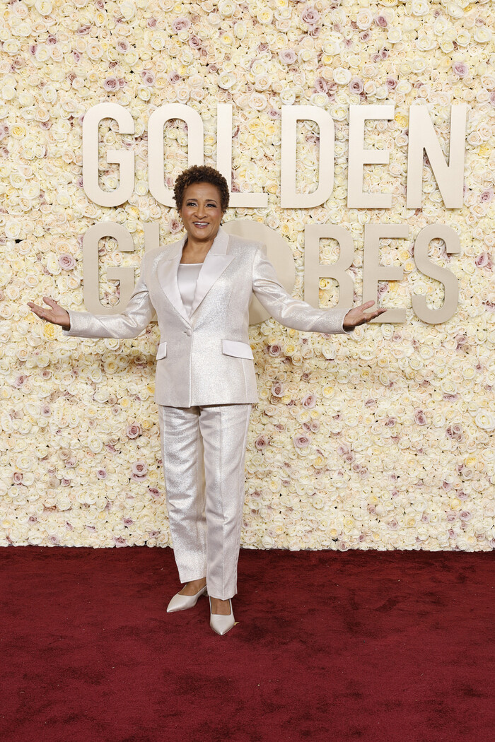 Photos: Inside the Golden Globes With Emma Stone, Taylor Swift & More Image