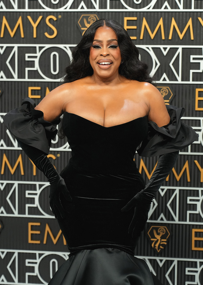 Photos: Inside the 75th Emmy Award With Niecy Nash-Betts, Jennifer Coolidge & More Image