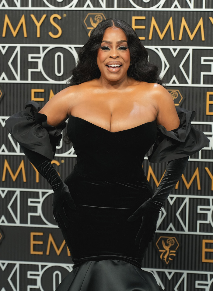 Photos: Inside the 75th Emmy Award With Niecy Nash-Betts, Jennifer Coolidge & More Image