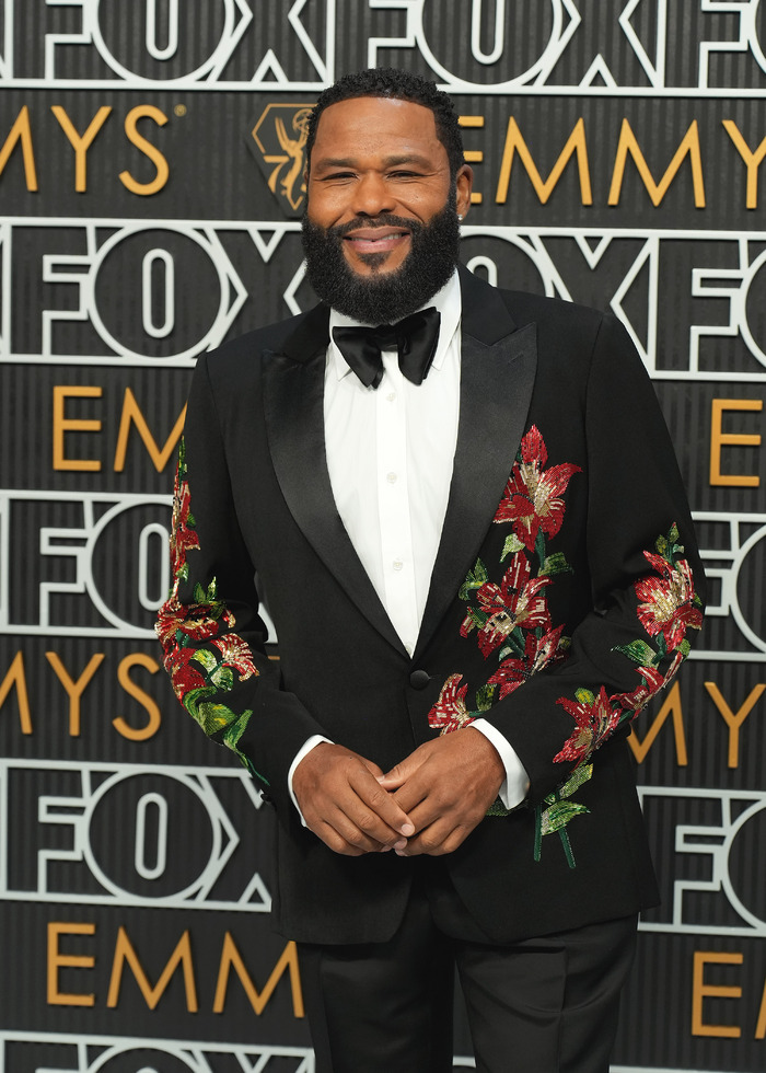 Photos: Inside the 75th Emmy Award With Niecy Nash-Betts, Jennifer Coolidge & More Image