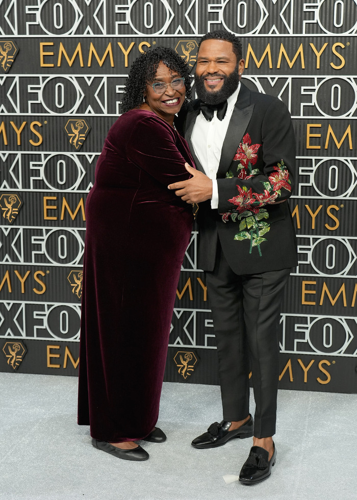 Photos: Inside the 75th Emmy Award With Niecy Nash-Betts, Jennifer Coolidge & More Image