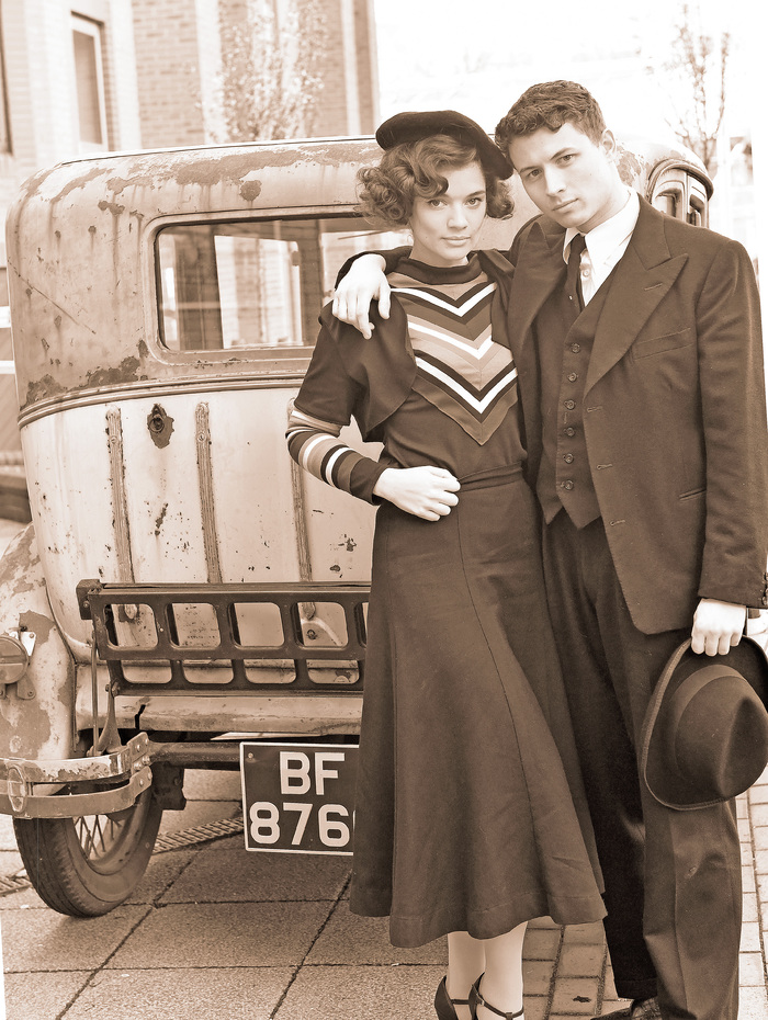 Photos: BONNIE & CLYDE Cast Pose With a Vintage 1929 Ford Model A Saloon 
