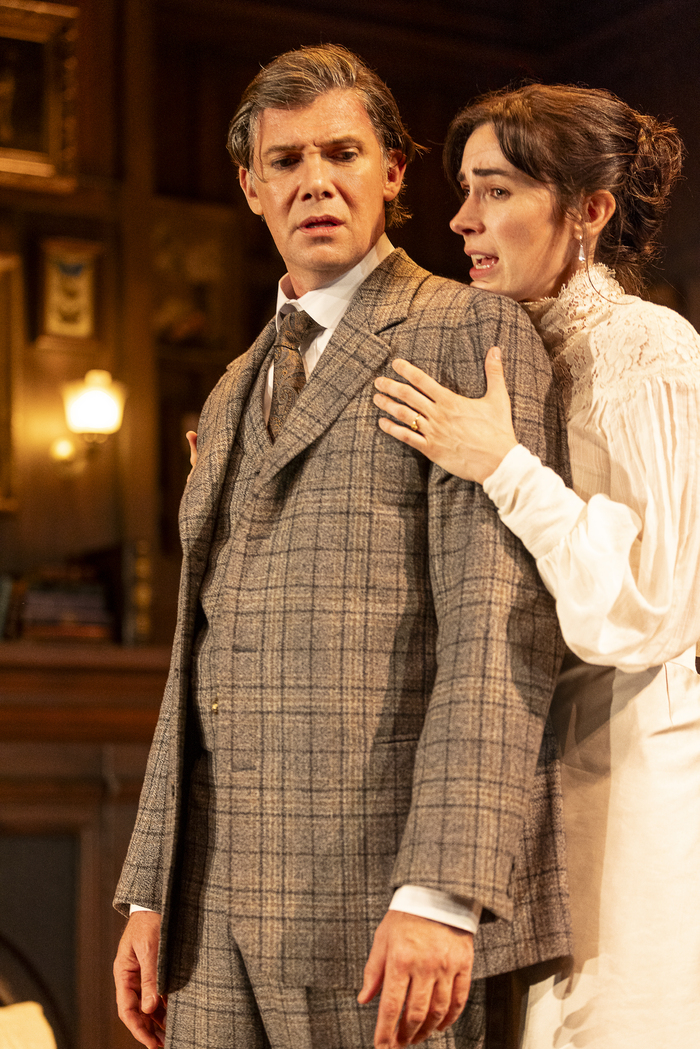 Review: GASLIGHT at Comedy Theatre 