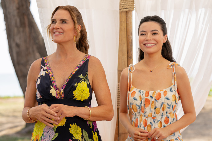 Photos: Take a Look at New Photos for Upcoming Netflix Film MOTHER OF THE BRIDE 