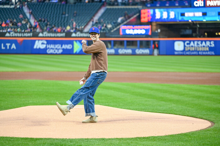 Photos: Grant Gustin Throws First Pitch at Mets vs. Tigers Game Image