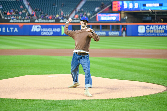 Photos: Grant Gustin Throws First Pitch at Mets vs. Tigers Game Image