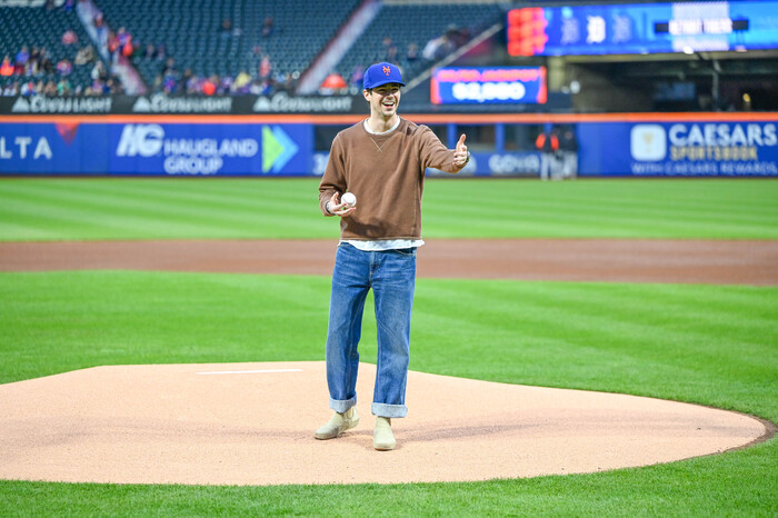 Photos: Grant Gustin Throws First Pitch at Mets vs. Tigers Game Image
