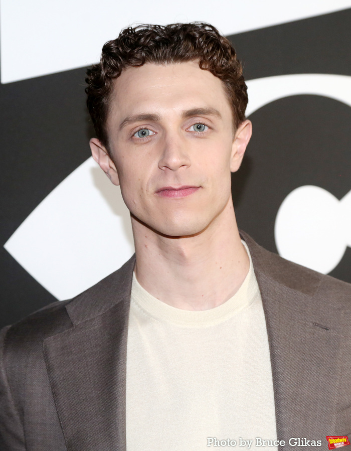 Photos: CABARET Cast Serves Double the Red Carpet Looks on Opening Weekend Image