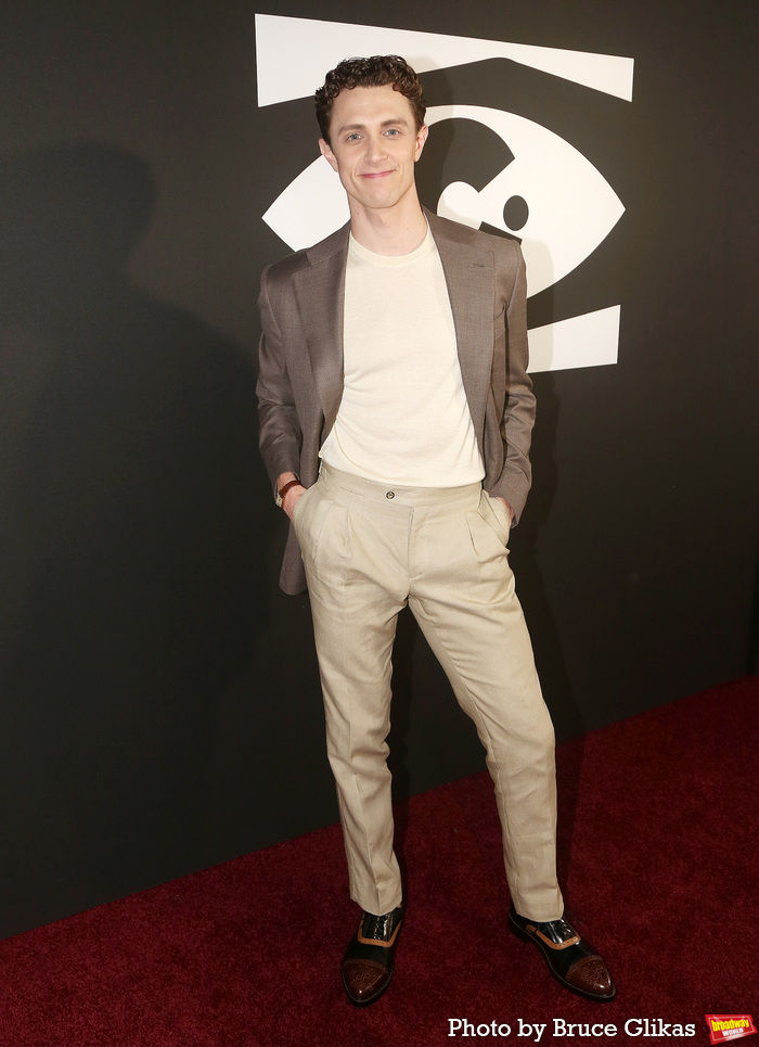 Photos: CABARET Cast Serves Double the Red Carpet Looks on Opening Weekend Image