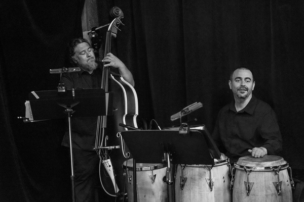 Bass player Juan Perez and and music director Alberto L pez  Photo by Grettel Cortes  Photo