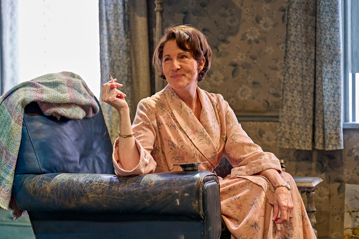 Photos: First Look at THE DEEP BLUE SEA at Theatre Royal Bath Image